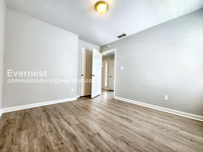 Building Photo - 2175 Red Oak Cir