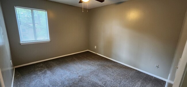 Building Photo - 906 NW Candlewood Dr