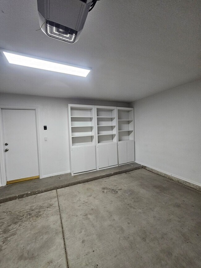 Building Photo - 3 Bedroom Home - No HOA - Single Level - North Phoenix *$500 Off First Month's Rent*