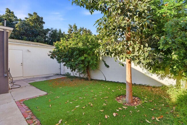 Building Photo - 1610 W 36th Pl