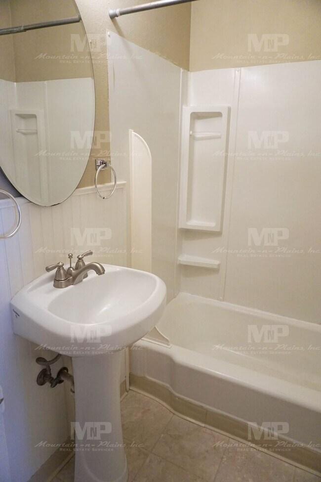 Building Photo - 1013 Castlerock Dr