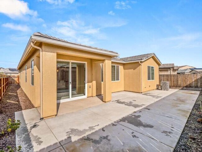 Building Photo - Summer Special $400 OFF!!! 1st Month!!!