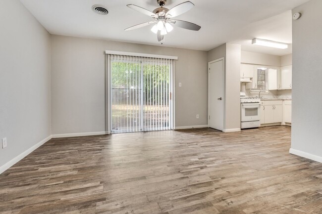 Building Photo - 404 Darlene Ln