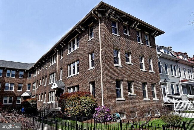 Building Photo - 1725 Lanier Pl NW