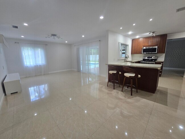 Building Photo - 840 NW 48th Ave