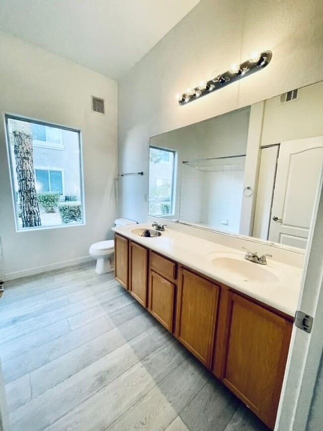 Building Photo - 2305 W Horizon Ridge Pkwy