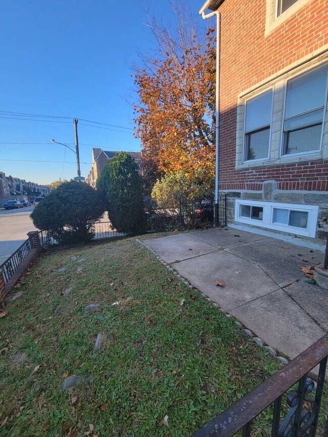 Building Photo - Stunning 4-Bedroom Townhome with Finished ...