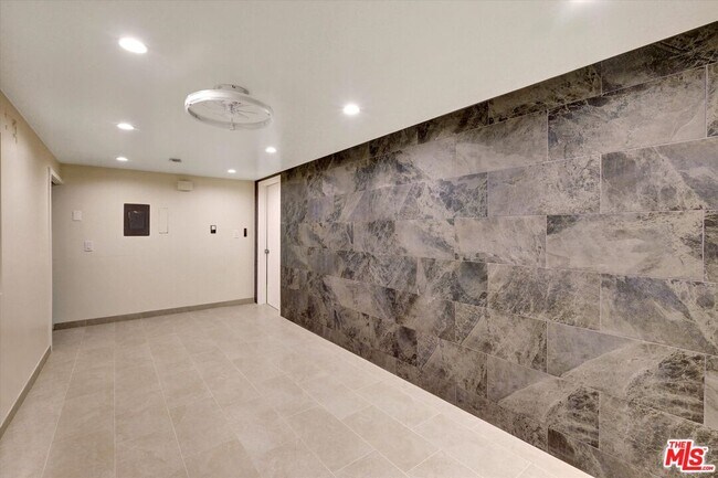 Building Photo - 9634 Via Rimini