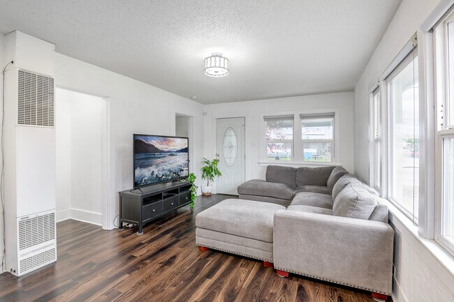 Building Photo - 117 Mosman Ave SW