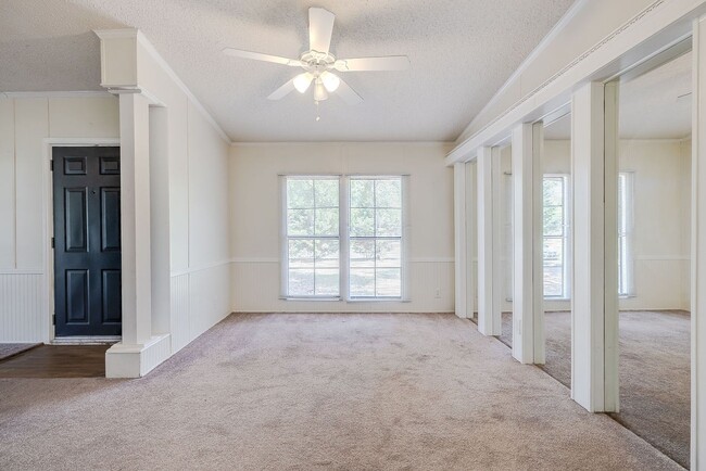 Building Photo - Spacious 3 Bed 2 Bath Home on Large Lot - NO HOA!