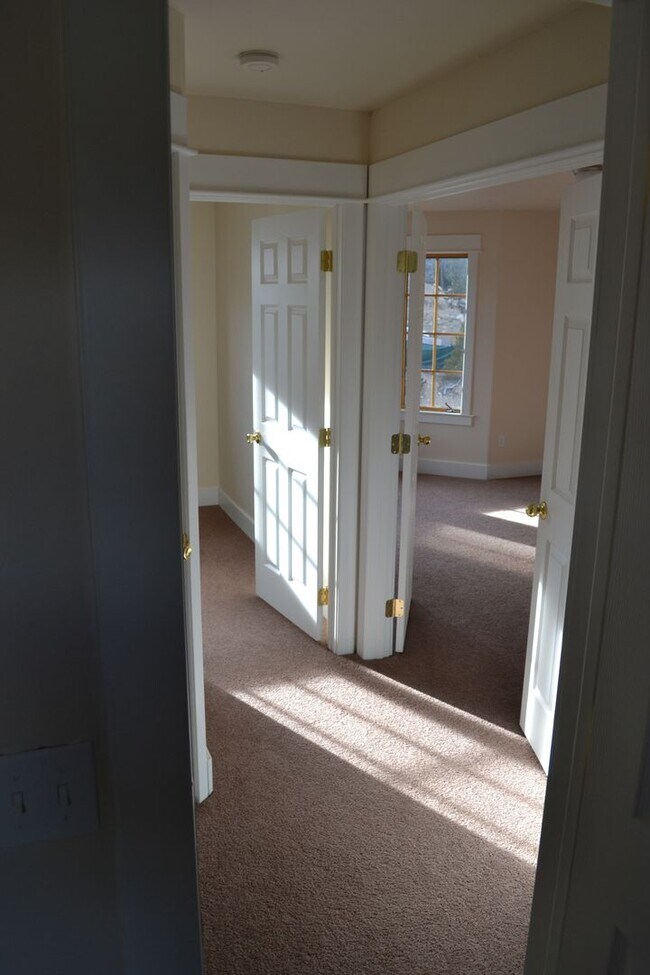 Building Photo - Oak Street Duplex