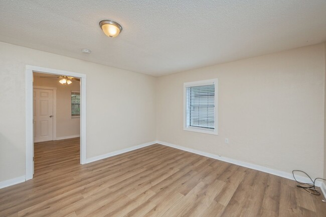 Building Photo - Cozy duplex in the heart of Niceville!