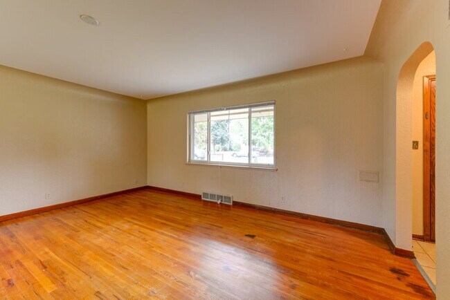 Building Photo - 4 Bed 2 Bath Close To UC Medical Center