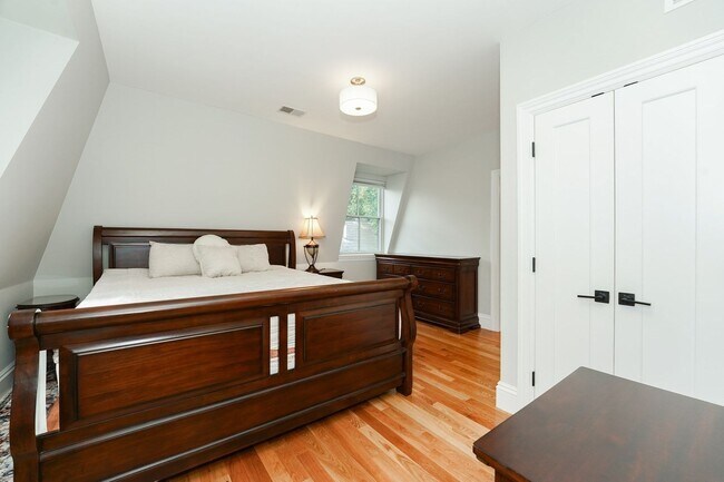 Building Photo - 23 Irving St