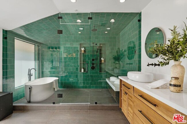 Building Photo - 5922 Oakdale Ave