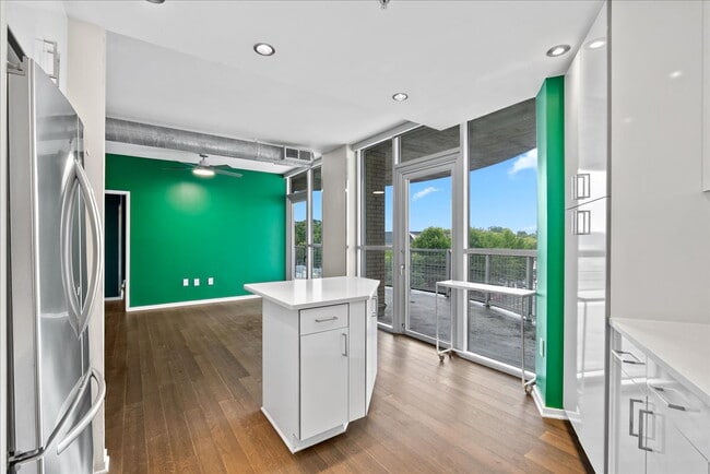 Building Photo - Experience Luxury Living in the Heart of Clarendon