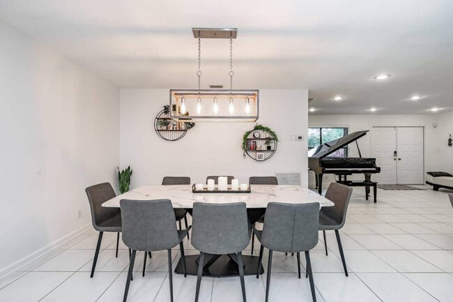 Building Photo - 830 SW 14th Ct