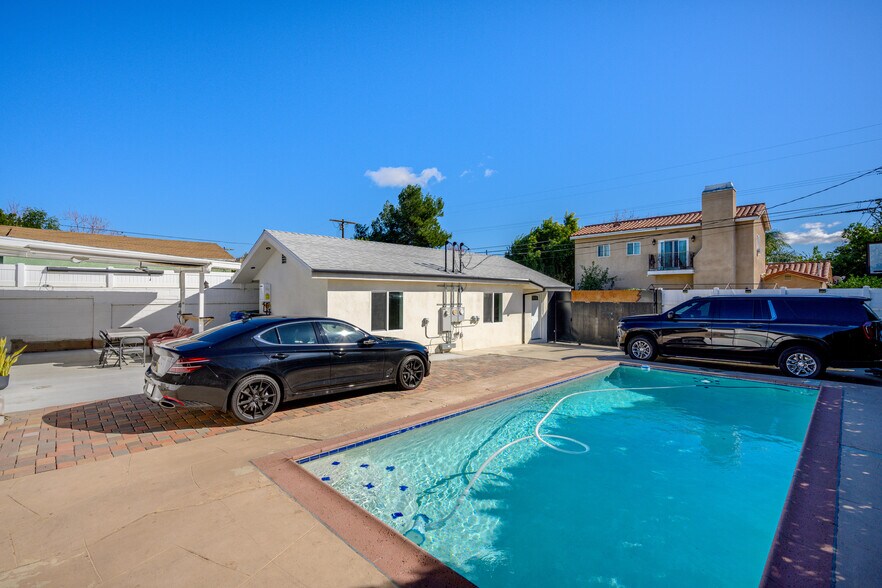 Building Photo - 14302 Van Nuys Blvd