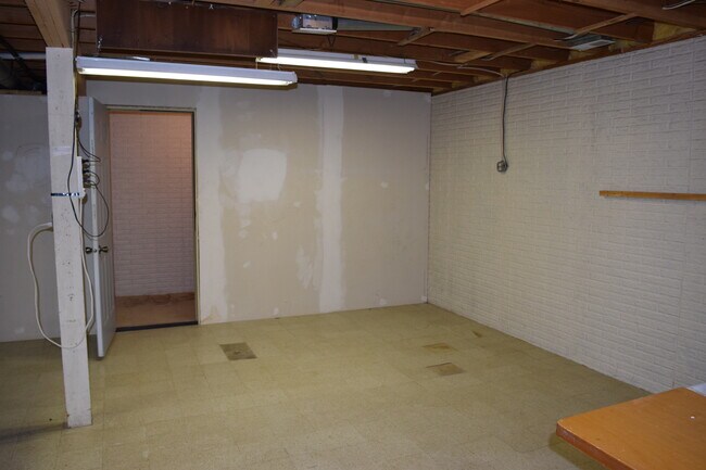 Building Photo - 2210 Skyline Dr