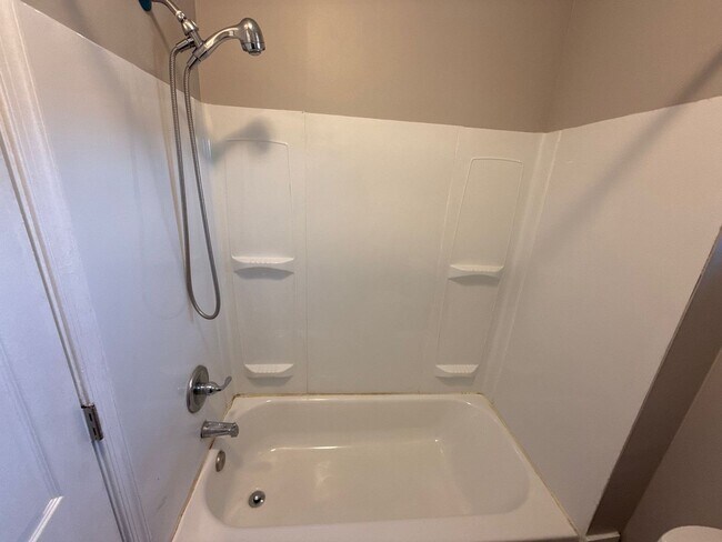 Building Photo - Beautiful Three - Bedroom Home In Baltimore