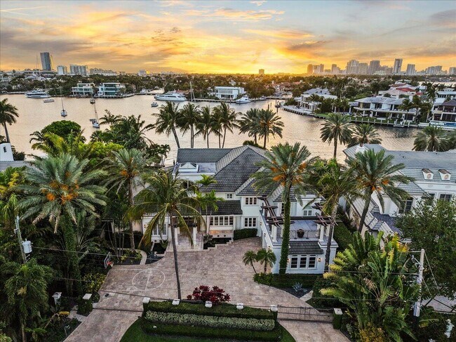 Building Photo - 1313 E Lake Dr