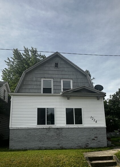 Primary Photo - 1224 E Madison St