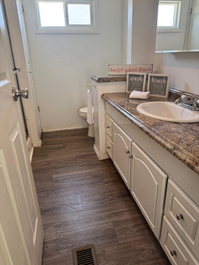 Building Photo - "Charming 2-Bed Furnished Annual Retreat in Venice, FL – Your Cozy Home Awaits!"