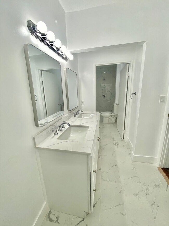 Building Photo - 2919 Van Buren Pl