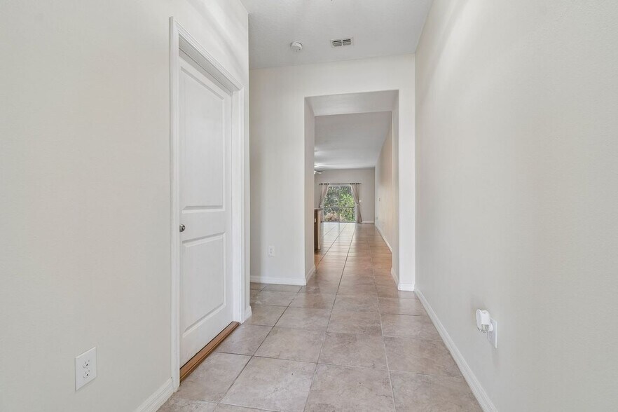 Building Photo - 10687 Lake Montauk Dr