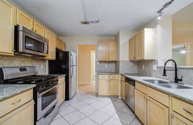 Building Photo - 16835 Carbridge Dr