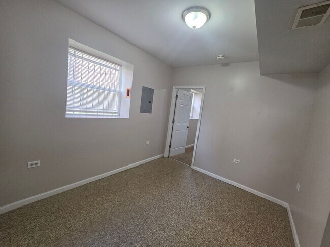Building Photo - 1423 S Drake Ave