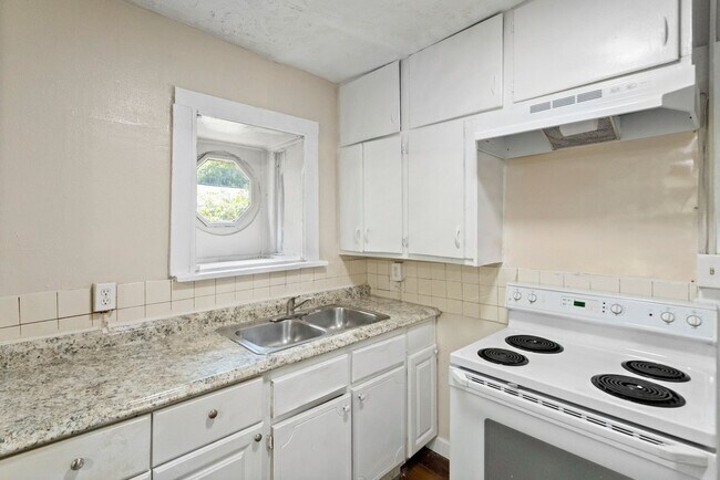 Building Photo - 3 bedroom with large yard $1525.00 ** Read...