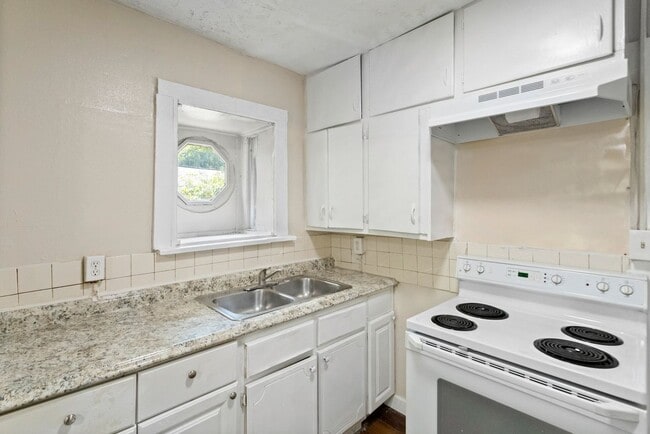 Building Photo - Spacious 3bdrm/1bath Home with large yard ...
