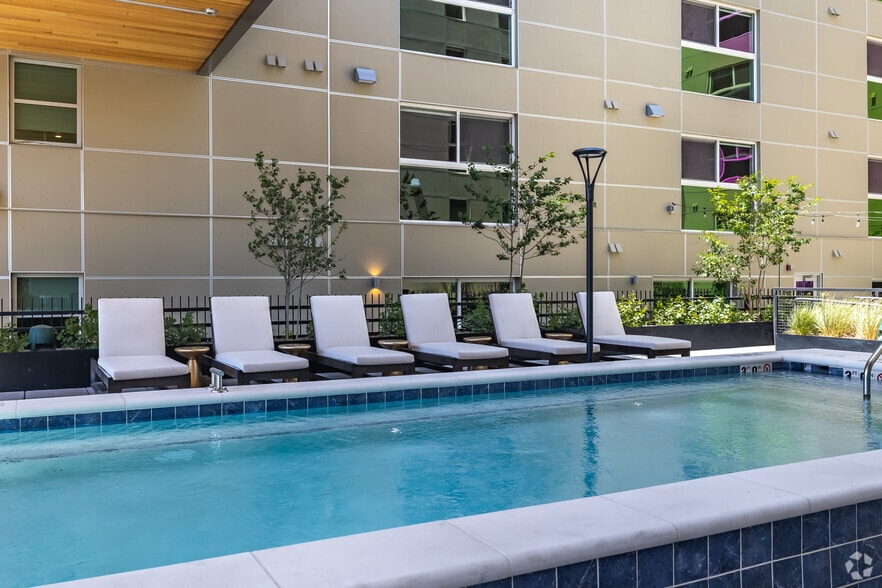 Primary Photo - Zephyr