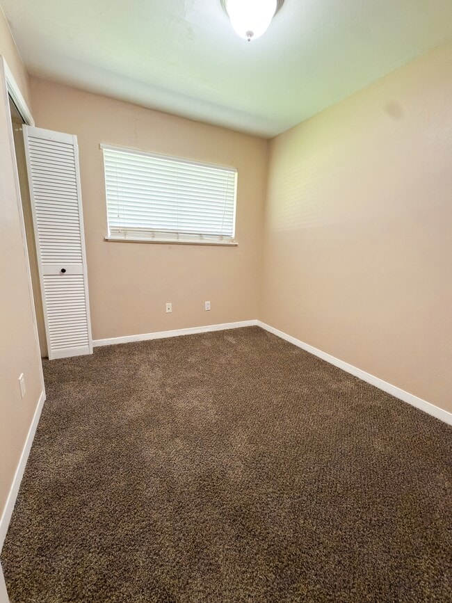 Building Photo - 165 Smelker Ave