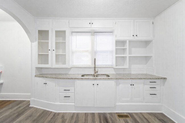 Building Photo - 1825 S Topeka Ave