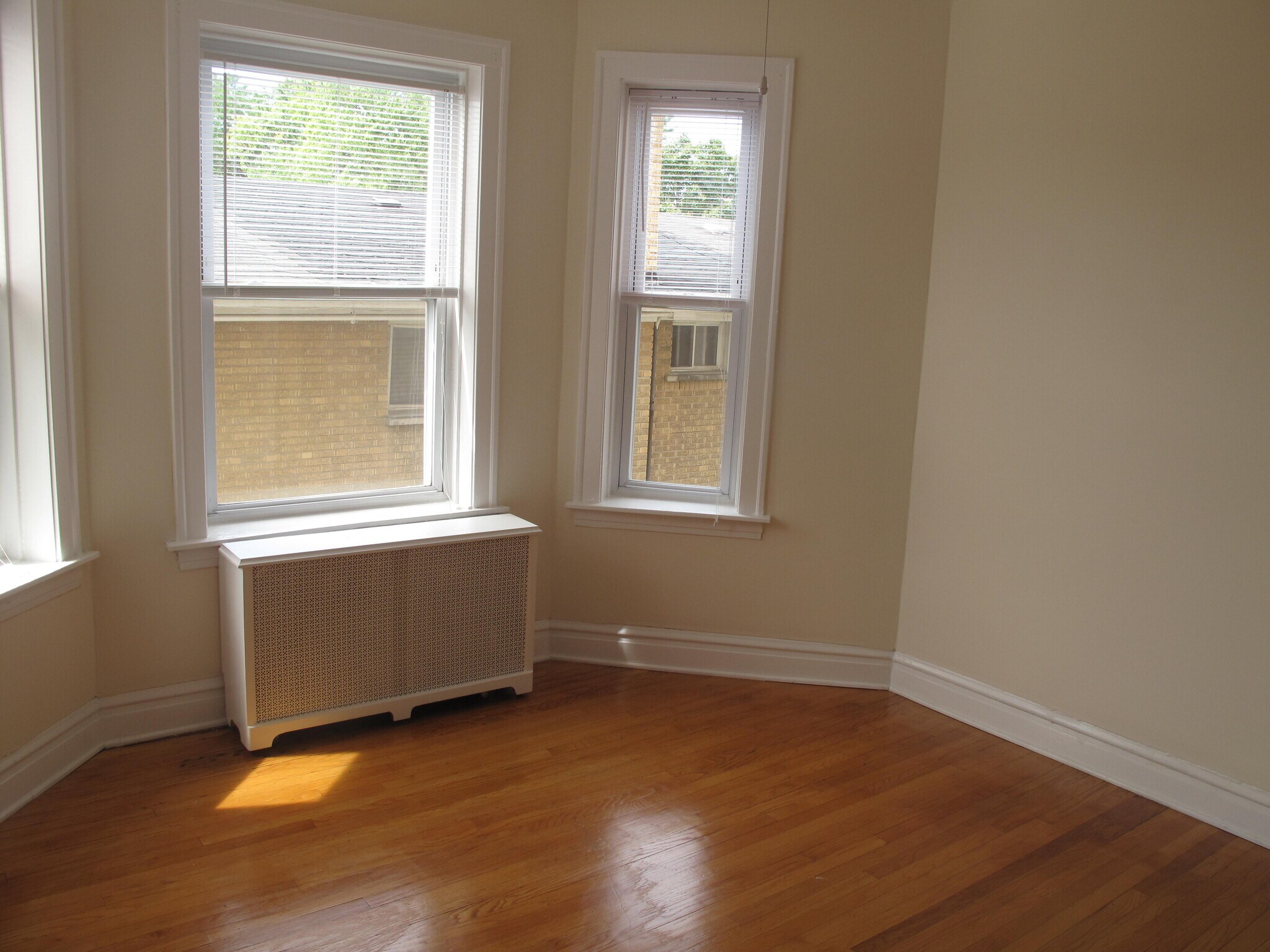 Middle Bedroom - 4827 Elm St
