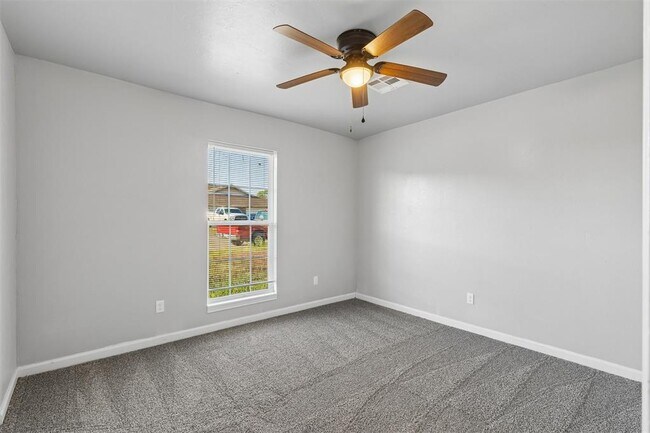 Building Photo - 401 Debra Ct