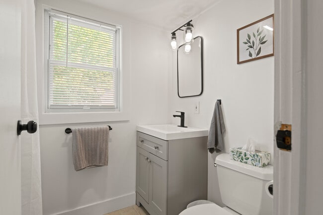 Building Photo - 125 W Circular St