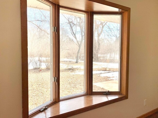 Building Photo - Lovely Mequon Ranch Home