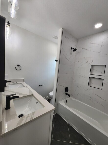 Building Photo - 922 W Austin St