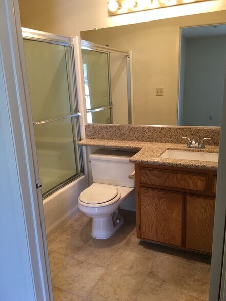 2nd Bedroom Bathroom - 472 S El Molino Ave