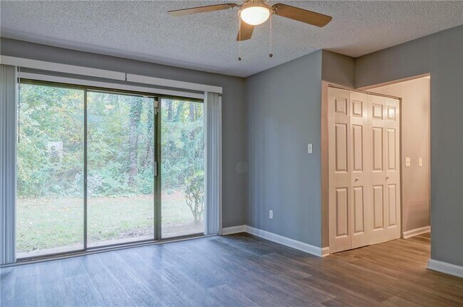 Building Photo - 3575 Oakvale Rd