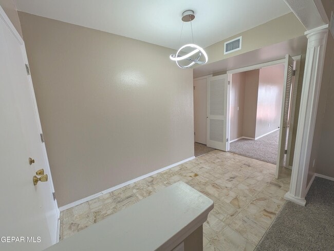 Building Photo - 612 Somerset Dr