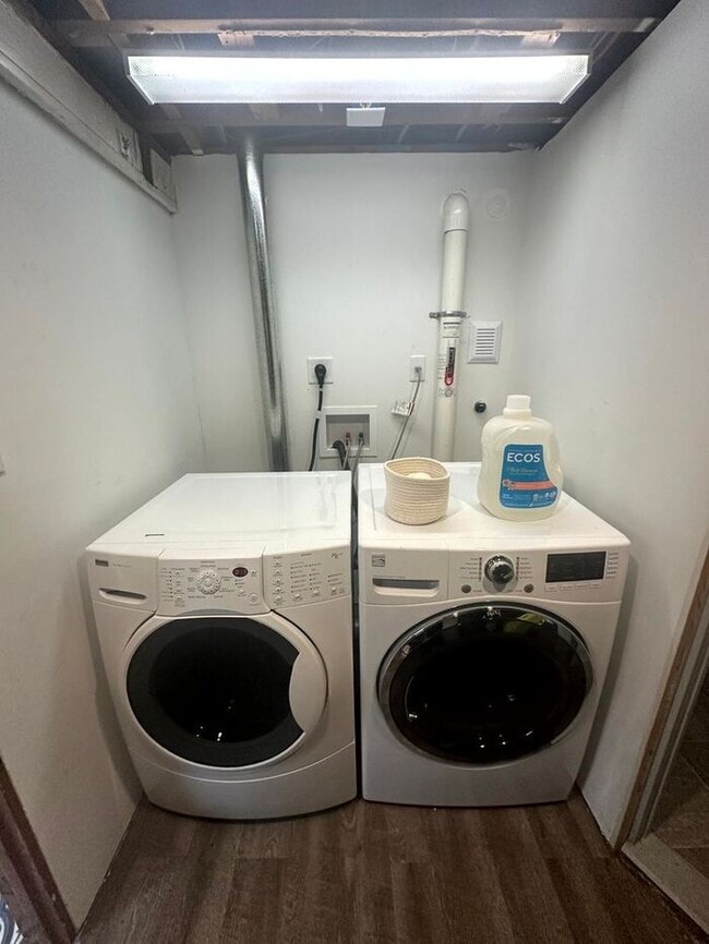 Building Photo - Charming Fully Furnished Bungalow Rental with Modern Amenities in Roseway!