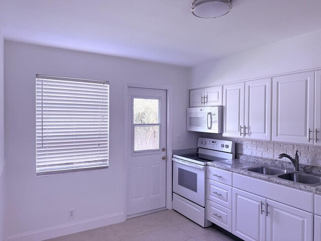 Building Photo - 626 Prosperity Farms Rd