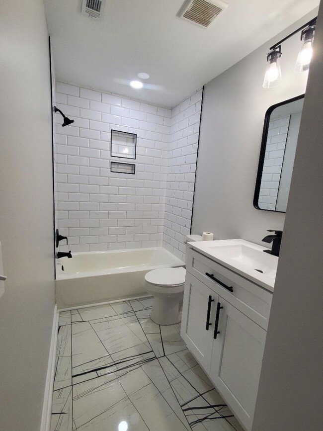 Building Photo - 290 Quick St