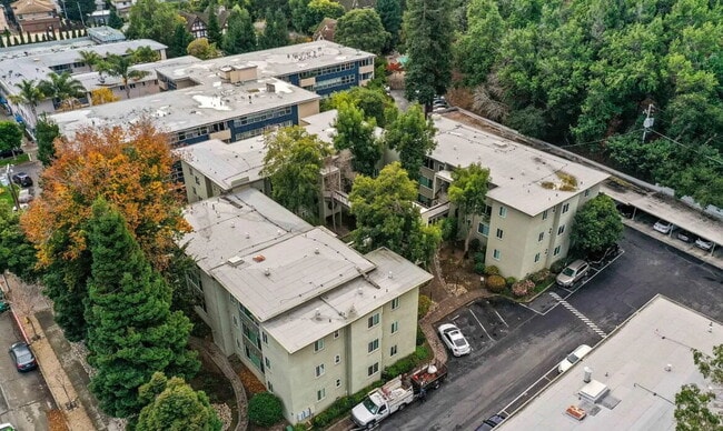 Building Photo - Spacious 1 bedroom 1 bathroom top floor unit in a highly desirable west side location!