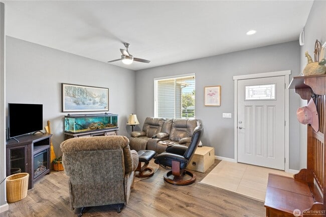 Building Photo - Like-New 3 bed 2 bath w/ Garage