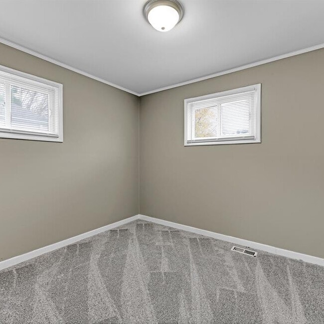 Building Photo - 9082 Louise St